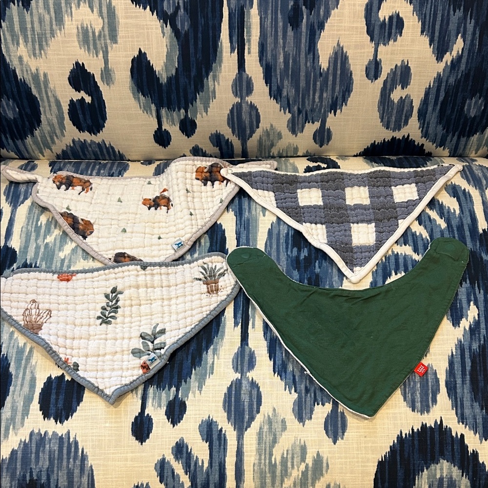 4 baby bibs magnetic me, little unicorn and Aden and Anais